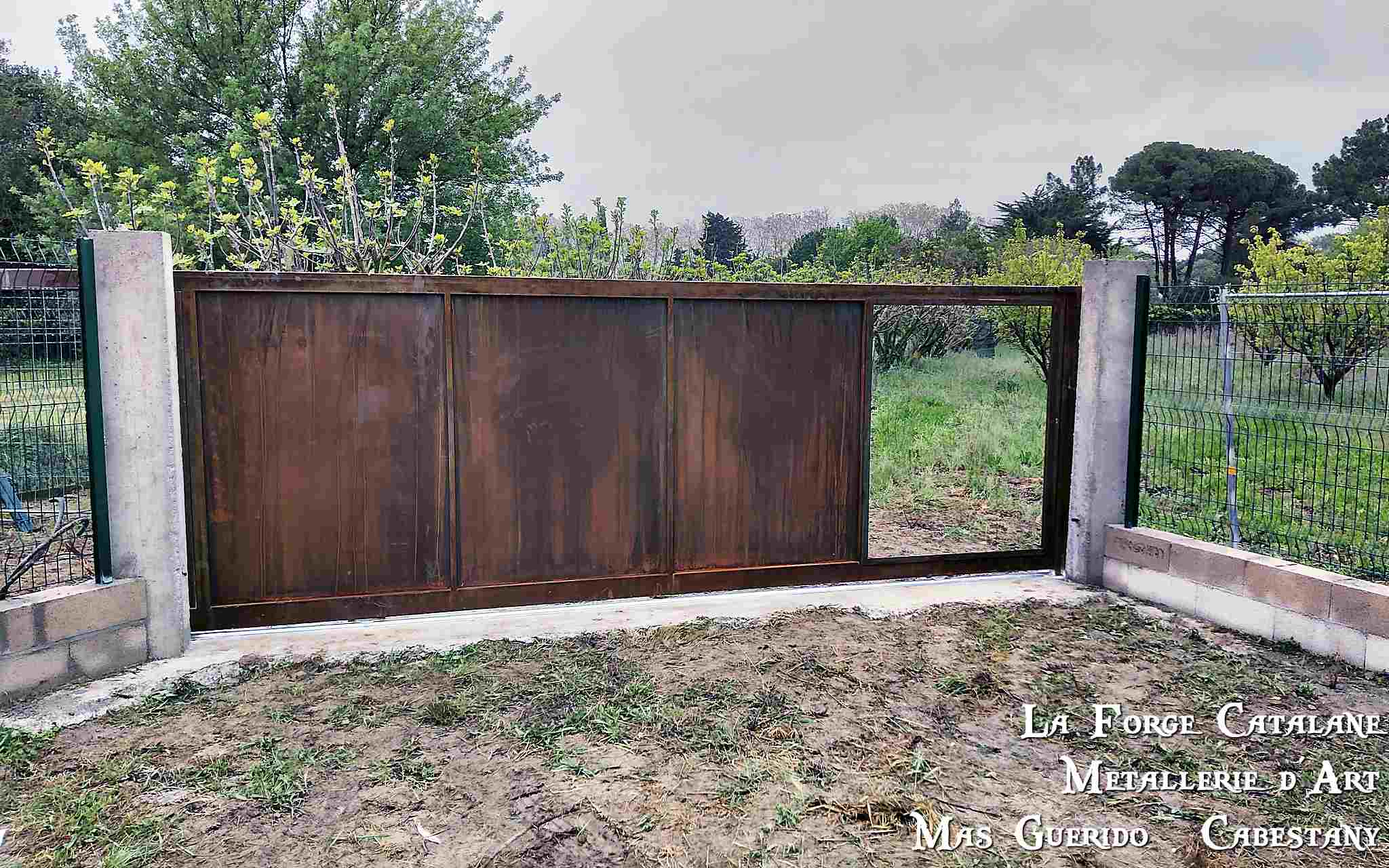 portail coulissant tole avec portillon integre forge catalane.jpg